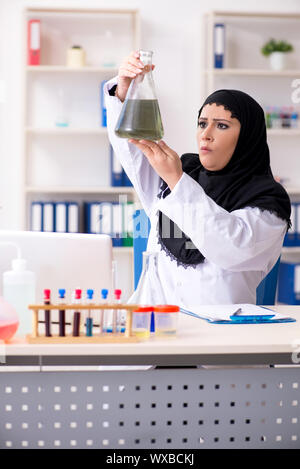 Weibliche Chemiker im hijab im Labor arbeiten Stockfoto