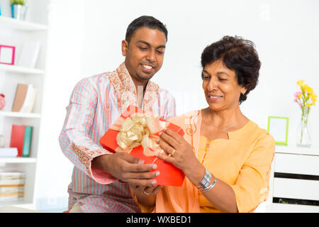 Reife indische Frau erhalten ein Geschenk von ihrem Sohn Stockfoto