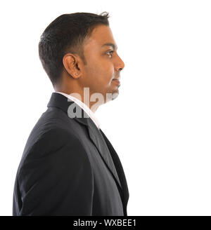 Seitenansicht einer 30er Jahre indische männliche Profil isoliert auf weiss Stockfoto