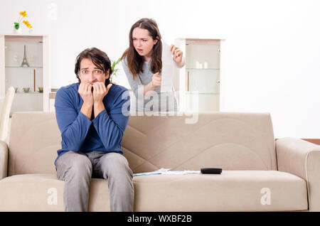 Junges Paar in die Budgetplanung Konzept Stockfoto