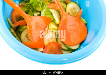 Frischer Salat in Kunststoff blau camping Schüssel Stockfoto