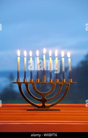 Brennende Kerzen brennen in der traditionellen jüdischen menorah für Jüdische Chanukka chanukkiah Urlaub mit blauer Hintergrund Stockfoto