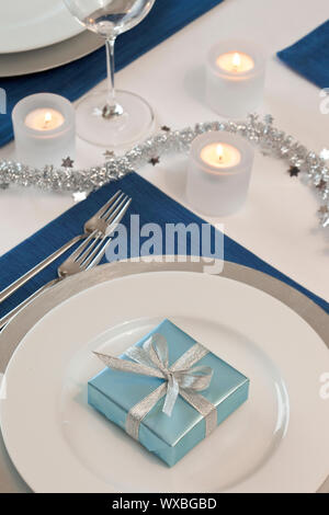 Abendessen einen Tisch mit Kerzen und Geschenk für Chanukka party eingerichtet. Traditionelle jüdische Feiertage Home feiern Dekor Dekorationen. Stockfoto