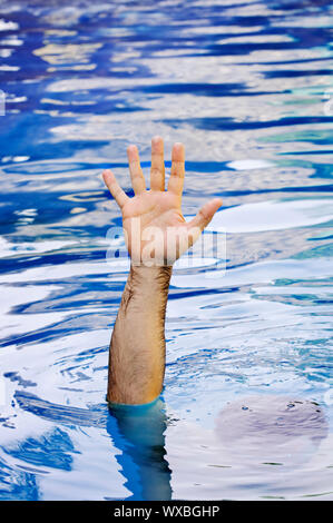 Hand des Ertrinkens Mann brauchen Hilfe und Unterstützung Stockfoto