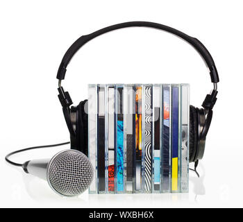 HIFi-kopfhörer von CDs mit Mikrofon auf weißem Hintergrund Stapel Stockfoto