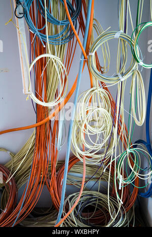 Bunte elektrische Kabel von der Decke hängen in den Spiralen und Bundles Stockfoto