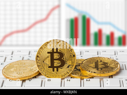 Bitcoins auf dem Computer und Diagramm-business Hintergrund Stockfoto