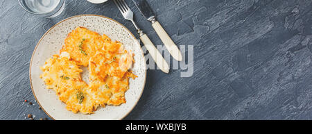 Gebratenes Kartoffelpuffer - rosti, Kartoffelpuffer, latkes, draniki, Hash Browns Stockfoto