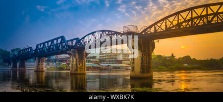 Die Brücke am Kwai bei Sonnenaufgang. Eisenbahn in Kanchanaburi, Thailand. Panorama Stockfoto