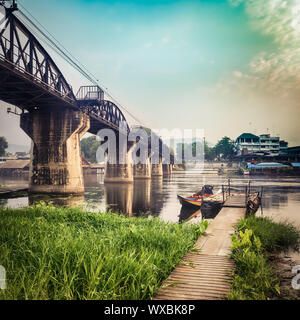 Die Brücke am Kwai bei Sonnenaufgang. Eisenbahn in Kanchanaburi, Thailand Stockfoto