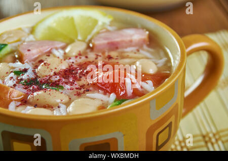 Cajun Wurst, weißen Bohnen und Reis Eintopf Stockfoto