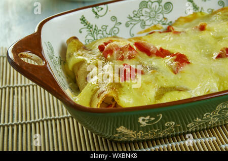 Cremige Pepperjack Chicken Enchiladas Stockfoto