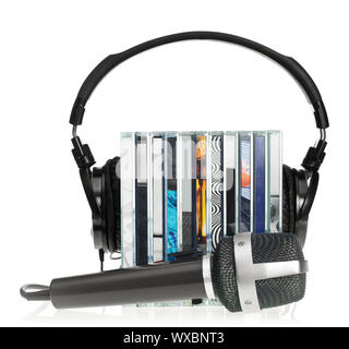 HIFi-kopfhörer von CDs mit Mikrofon auf weißem Hintergrund Stapel Stockfoto