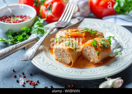 Kohlrouladen mit Hackfleisch und Sauerrahm. Stockfoto