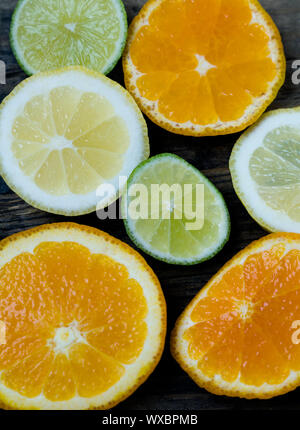 Auswahl der Schichten von Zitrusfrüchten auf einem rustikalen, mit Holz Hintergrund Stockfoto