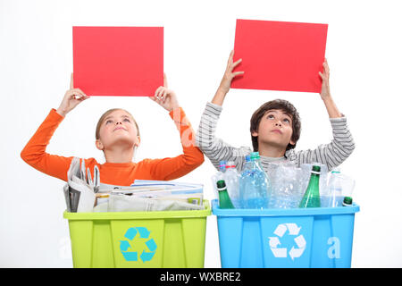 Kinder halten rote Blankokarten über das recycling Stockfoto