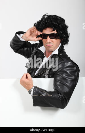 Mann, gekleidet in eine alberne Perücke Stockfoto
