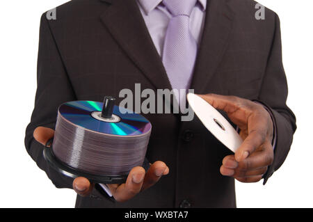Dies ist ein Bild von einem Mann mit einem Stapel von DVDs/CDs. Dieser verwendet werden kann, um 'Data', 'Software-Backup' ausmachen," Informationen Technol Stockfoto