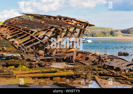 Region Murmansk, Russland/August 2019. Friedhof der Schiffe in der Region Murmansk. Wahrzeichen. Holzschiffe am Ufer zerstört. Rauhe wasser- und wind-d Stockfoto