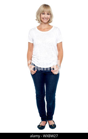 In voller Länge Portrait von trendigen mittlere gealterte Frau gekleidet in Mode Casuals. Stockfoto