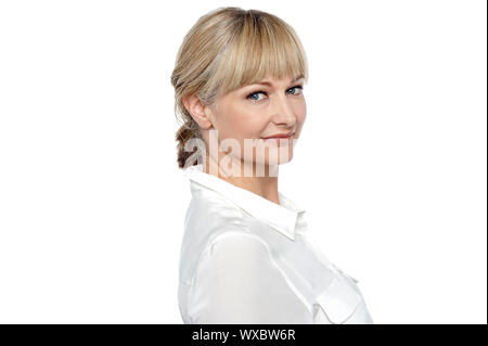 Moderne corporate Frau fällt eine stilvolle Pose, Innenaufnahme. Stockfoto