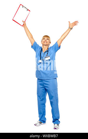 Totale eines jubelnden Arztes feiern ihren Erfolg durch die Hände in die Luft werfen. Stockfoto