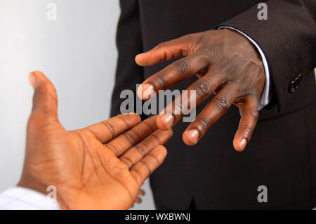 Das ist ein Bild für ein Paar schwarze business Hände aus zu erreichen, einen handschlag zu tun. Stockfoto