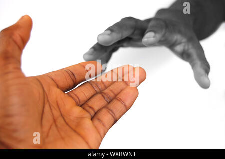 Das ist ein Bild für ein Paar schwarze Hände aus zu erreichen. Einerseits ist in s/w und das andere in der Farbtiefe zu kommunizieren. Dies kann verwendet werden Stockfoto