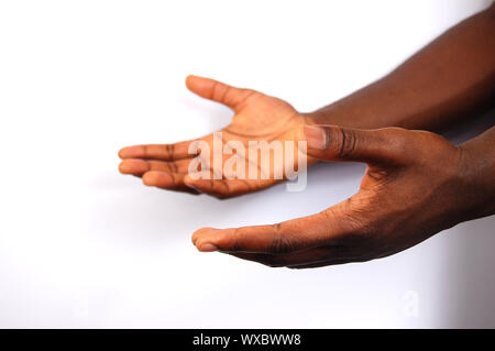 Das ist ein Bild für ein Paar schwarze Hände Hilfe anbieten. Stockfoto