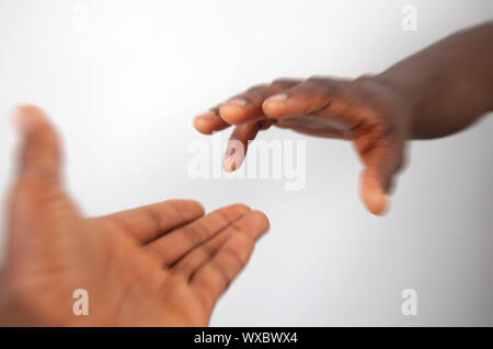 Das ist ein Bild für ein Paar schwarze Hände einander erreichen in den 'motion'. Stockfoto