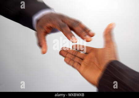 Dies ist ein Bild von einem Paar Hände zu jedem anderen erreichen, in schneller Bewegung. Stockfoto
