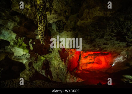 Licht Kunst in Prometheus Höhle Stockfoto