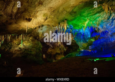 Bunte Beleuchtung von Prometheus Höhle Stockfoto