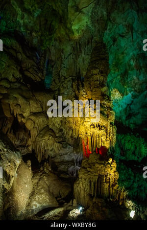 Bizarre Felsformationen in Prometheus Höhle Stockfoto