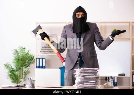 Männliche gangster Diebstahl von Informationen aus dem Büro Stockfoto