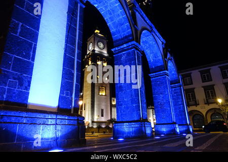 Historische Stadt Tor auf der Largo de Goncalo Velho Cabral, im Hintergrund die Kirche Sao Sebastiao Stockfoto