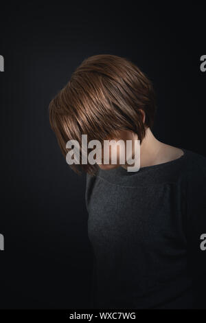 Junge Frau versteckte Gesicht Stockfoto