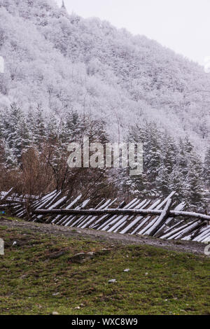 Defekter Zaun in mestia bedeckt mit Schnee Stockfoto