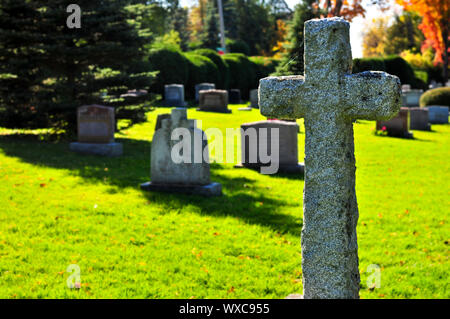 Hellen Friedhof Liegewiese mit alten Grabstein Kreuze Stockfoto