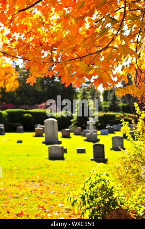 Hellen Friedhof Liegewiese mit alten Grabstein Kreuze Stockfoto