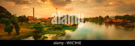 Sonnenuntergang über Kwai Fluss, Kanchanaburi, Thailand. Panorama Stockfoto