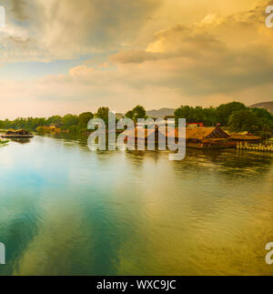 Sonnenuntergang über Kwai Fluss, Kanchanaburi, Thailand. Stockfoto