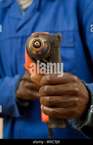 Nahaufnahme von Bauarbeiter mit Power-Tool in Händen Stockfoto