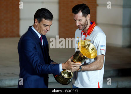 Madrid, Spanien. 16 Sep, 2019. Der spanische Premierminister Pedro Sanchez, erhält den Spanischen Basketball Nationalmannschaft nach ihrem Sieg in der 2019 FIBA Basketball-WM in China, an der Zarzuela Palace. Credit: SOPA Images Limited/Alamy leben Nachrichten Stockfoto