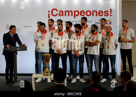 Madrid, Spanien. 16 Sep, 2019. Der spanische Premierminister Pedro Sanchez, erhält den Spanischen Basketball Nationalmannschaft nach ihrem Sieg in der 2019 FIBA Basketball-WM in China, an der Zarzuela Palace. Credit: SOPA Images Limited/Alamy leben Nachrichten Stockfoto