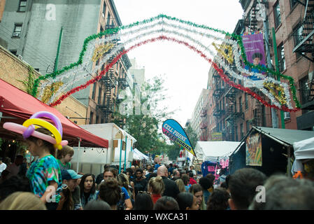 Das Fest von San Gennaro eine berühmte italienische Festival in Little Italy in der Nähe von Chinatown in New York. Zeichen in Grün, Weiß und Rot. Stockfoto