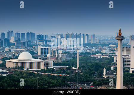 Istiqlal Mosque, zwischen Jakartas Gebäude Stockfoto