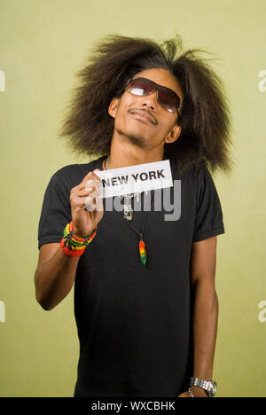 Junge trendige Afroamerikaner, die Welt zu reisen Stockfoto