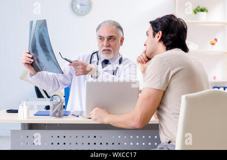 Junger Mann alte männlicher Arzt Radiologe Stockfoto
