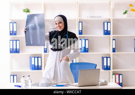 Junger Arzt im Hijab in der Klinik arbeiten Stockfoto